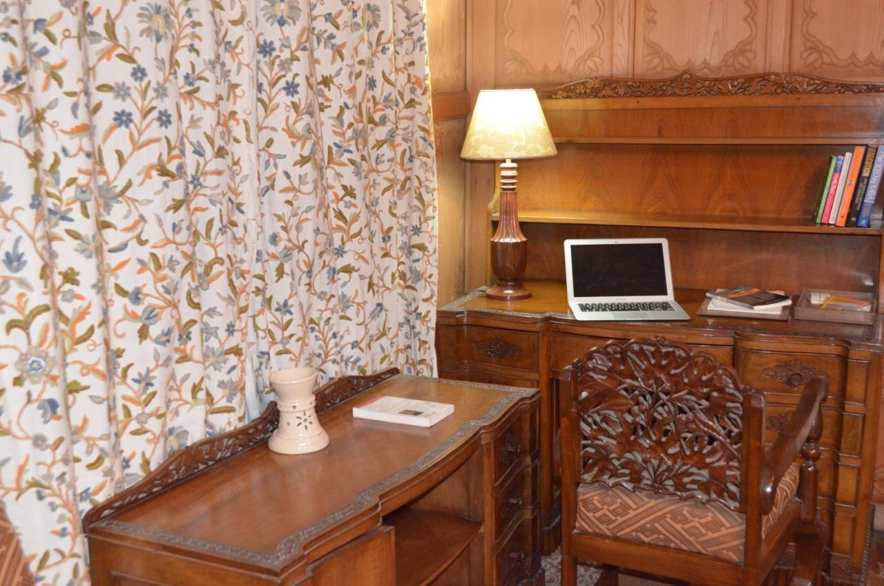 New Alexandra Houseboats Hotel Srinagar  Bagian luar foto